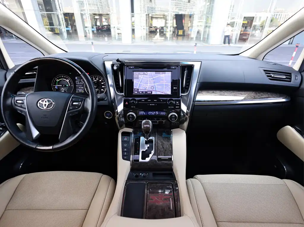 Toyota Alphard — миниатюра 11