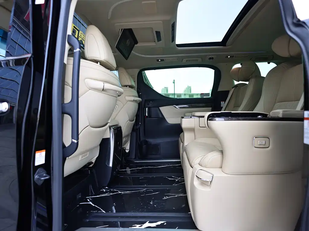 Toyota Alphard — миниатюра 12