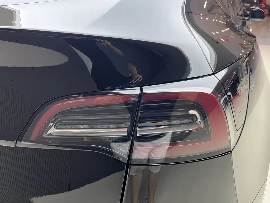 Tesla Model Y — миниатюра 8