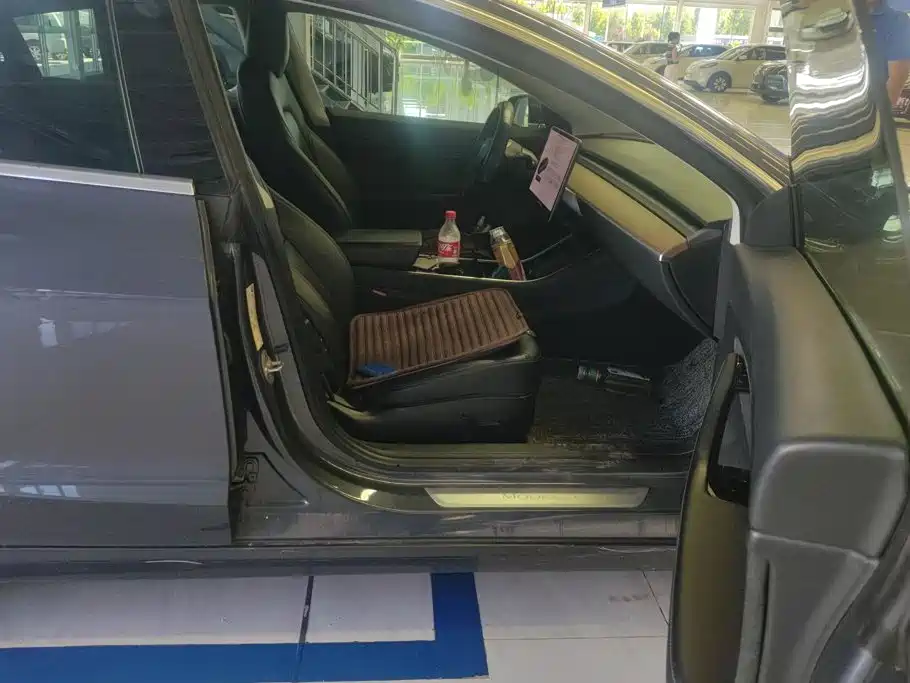 Tesla Model 3 — миниатюра 8