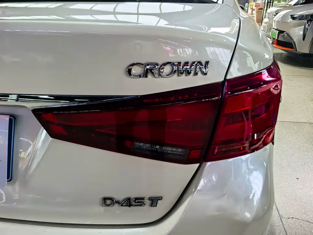 Toyota Crown 2015 2.0T Fashion