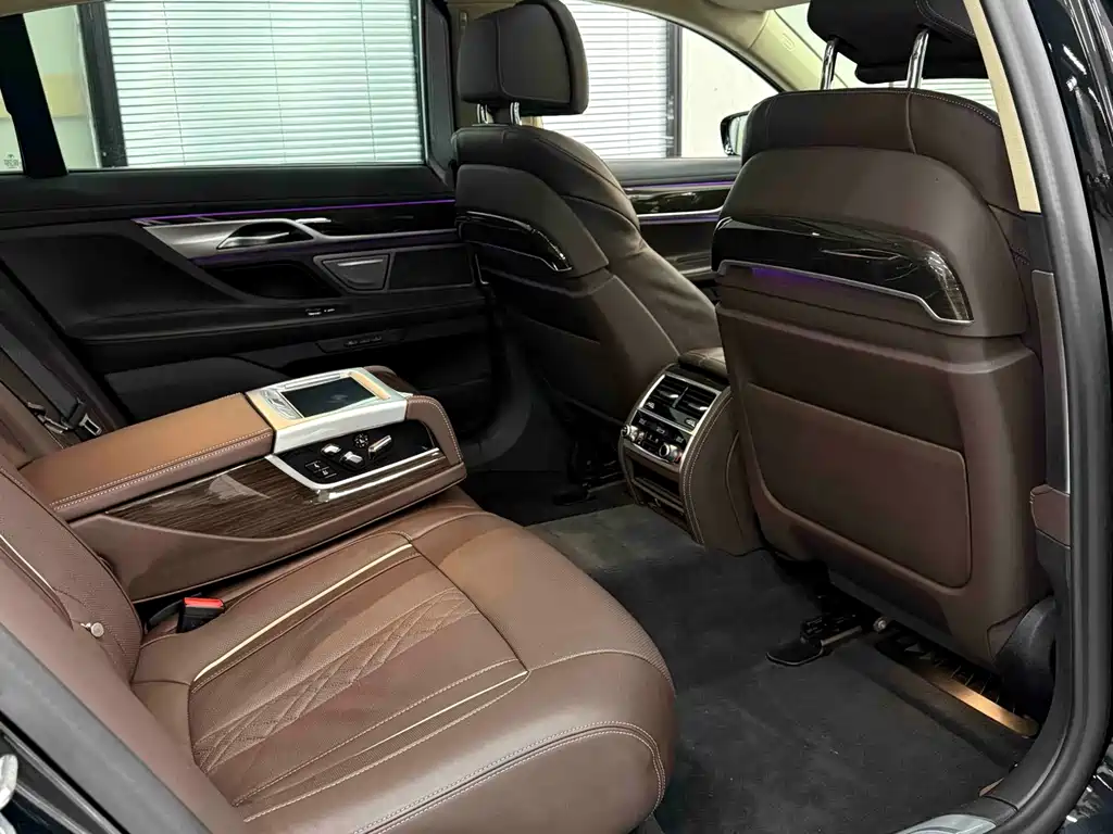 BMW 7 Series — миниатюра 14