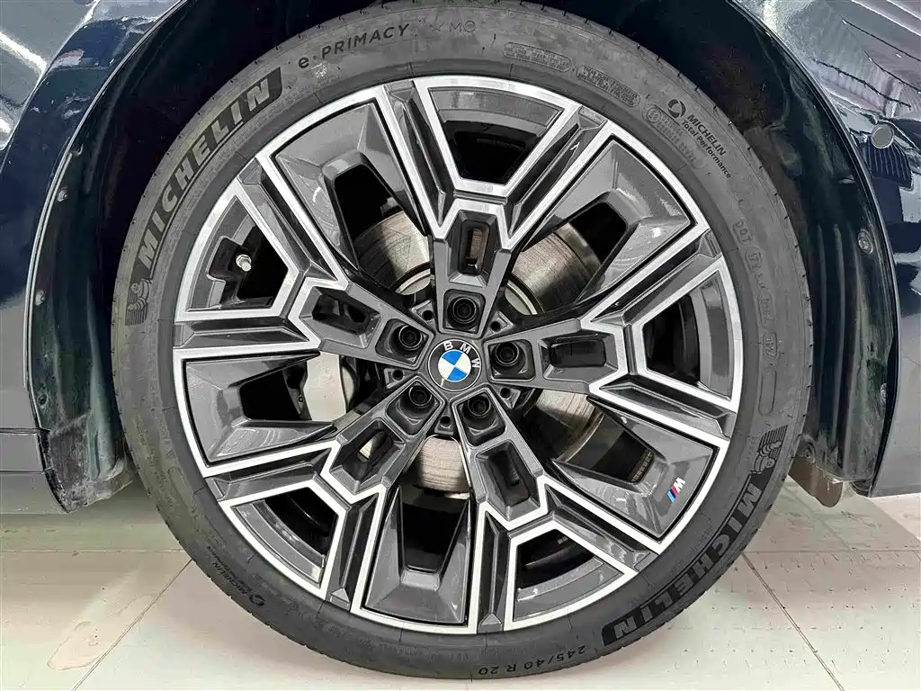 BMW 5 Series — миниатюра 34