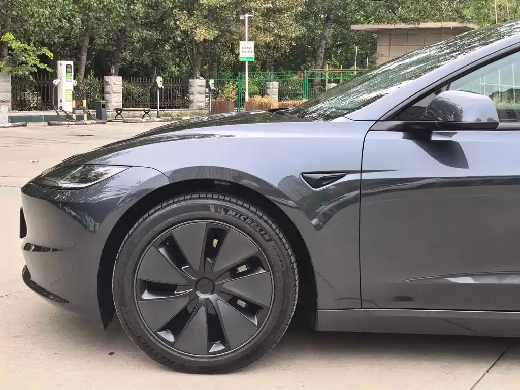 Tesla Model 3 — миниатюра 4