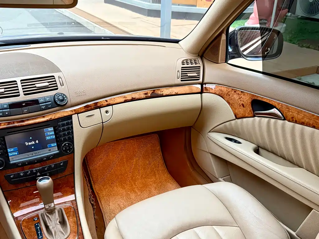 Mercedes-Benz E-Class — миниатюра 12
