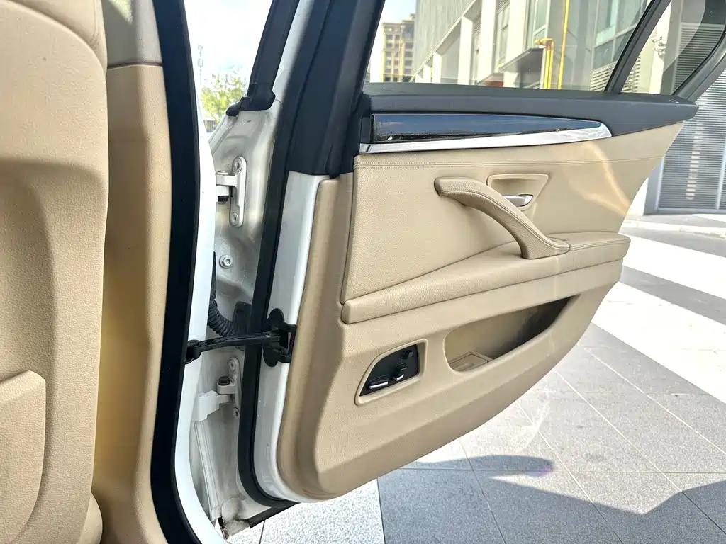 BMW 5 Series — миниатюра 13