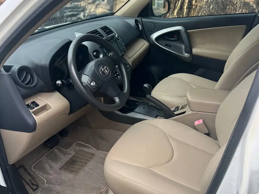 Toyota RAV4 — миниатюра 8