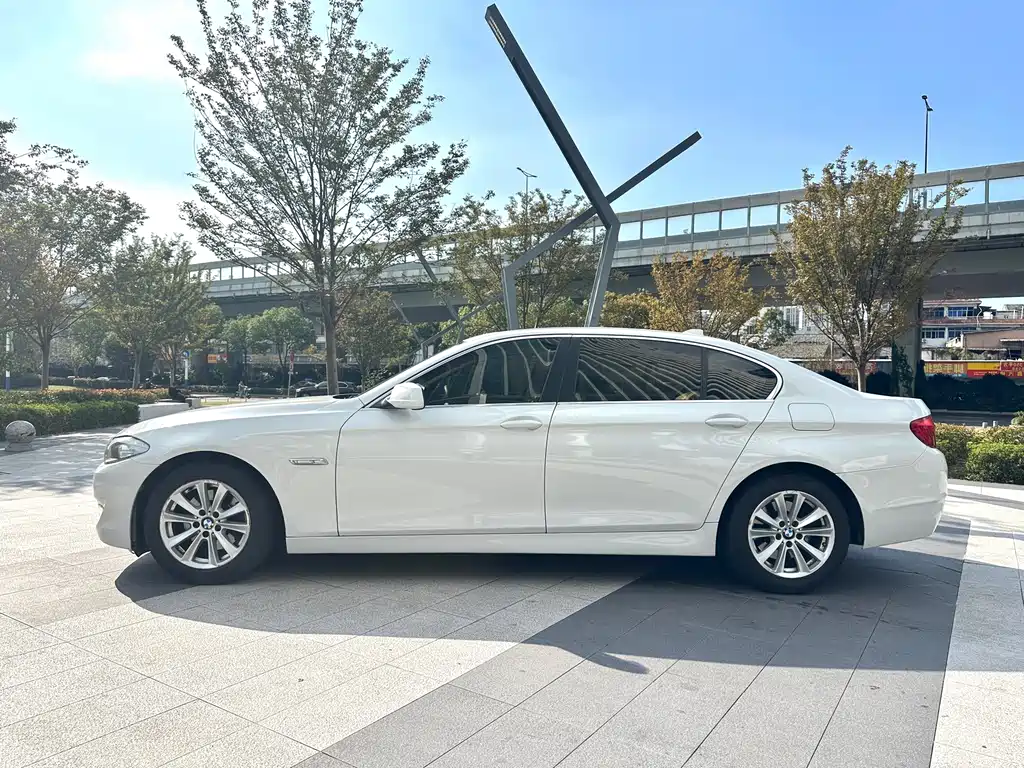 BMW 5 Series — миниатюра 3