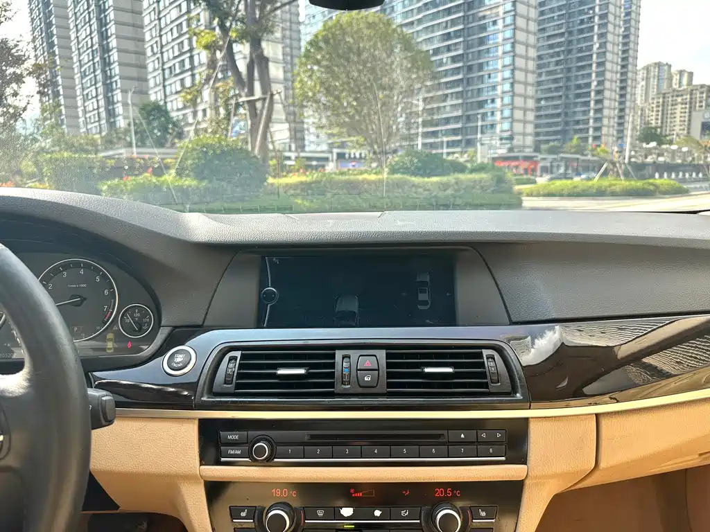 BMW 5 Series — миниатюра 10