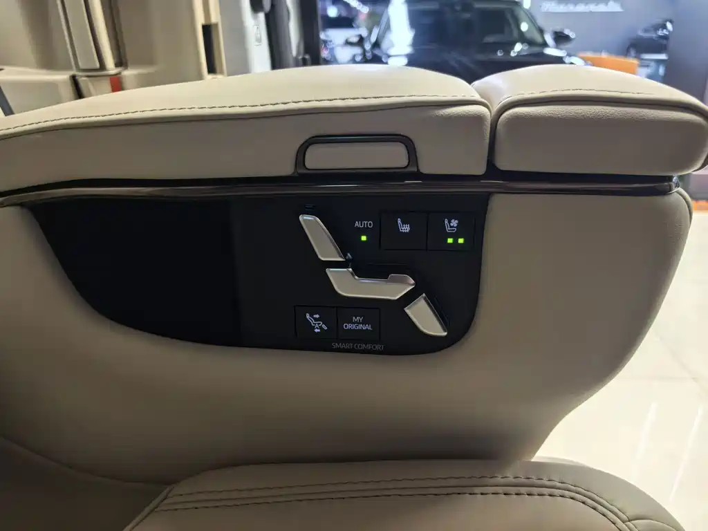 Toyota Alphard — миниатюра 9