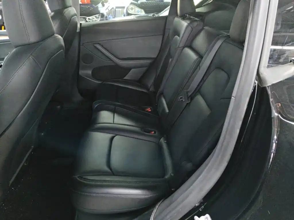 Tesla Model Y — миниатюра 17