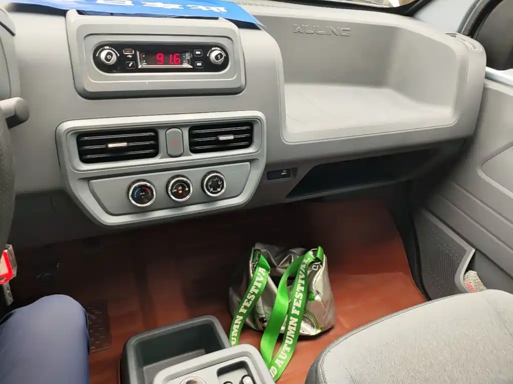 Wuling Yangguang — миниатюра 13