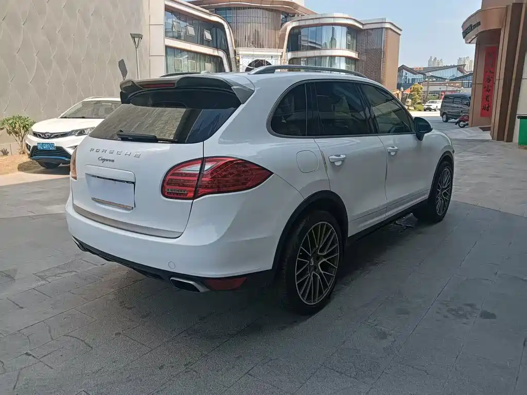 Porsche Cayenne — миниатюра 6