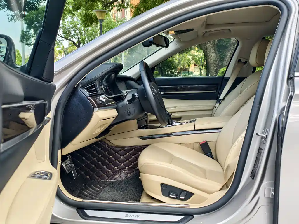 BMW 7 Series — миниатюра 7