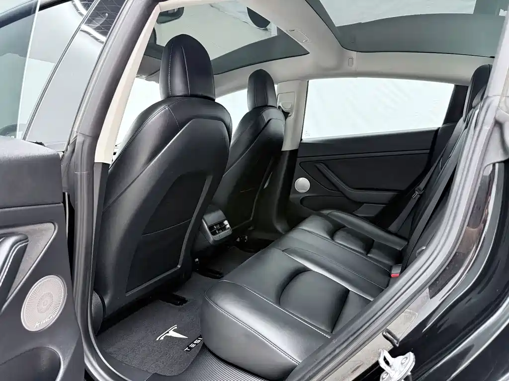 Tesla Model 3 — миниатюра 10