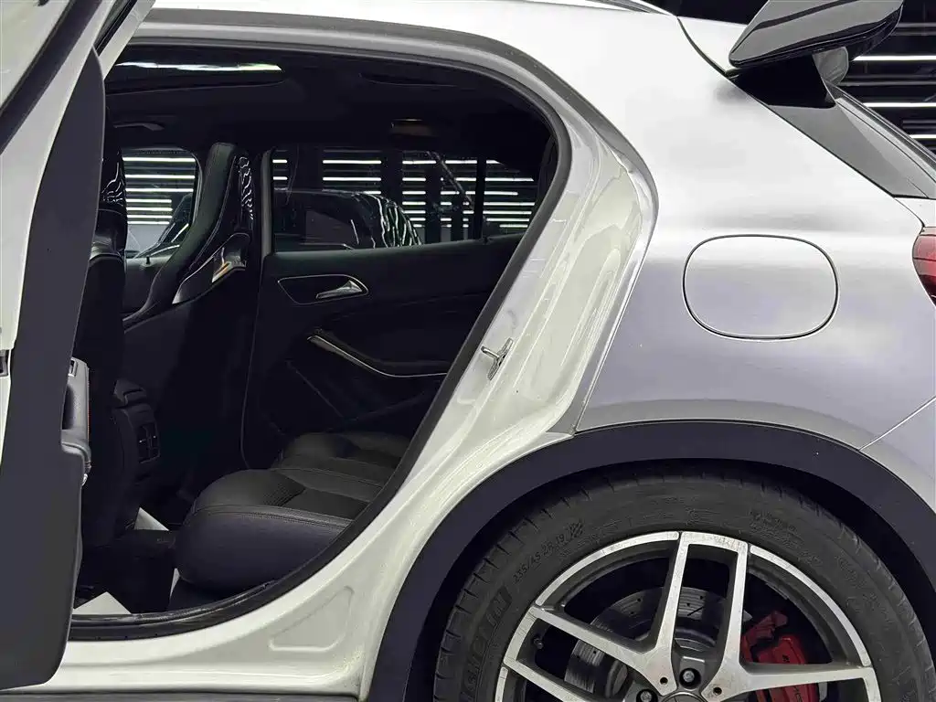 MERCEDES-BENZ GLA AMG