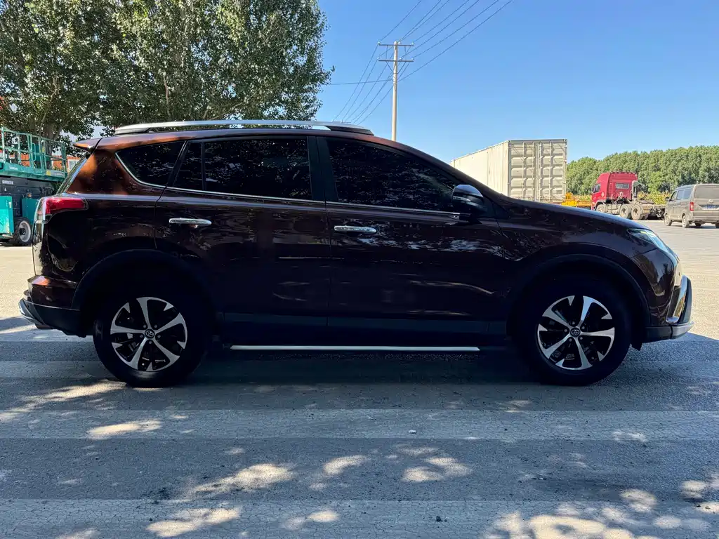 Toyota RAV4 — миниатюра 8