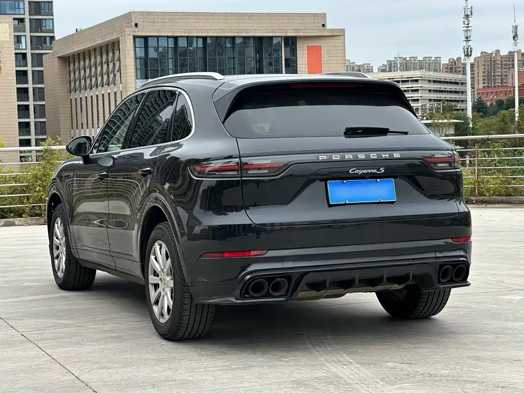 Porsche Cayenne — миниатюра 9