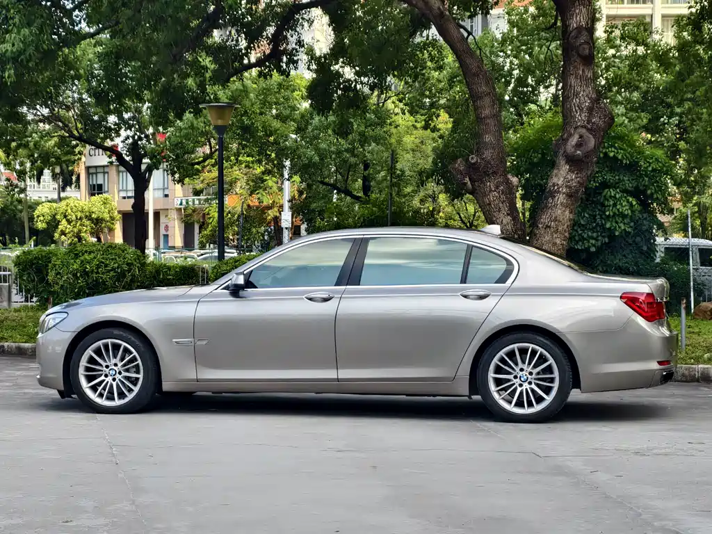 BMW 7 Series — миниатюра 6