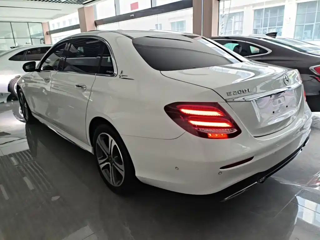 Mercedes-Benz E-Class — миниатюра 5