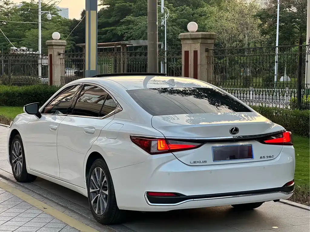 Lexus ES — миниатюра 10