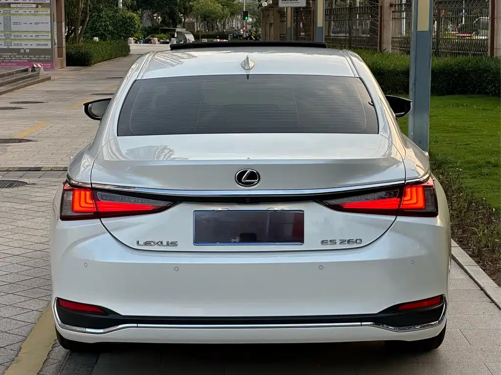 Lexus ES — миниатюра 11