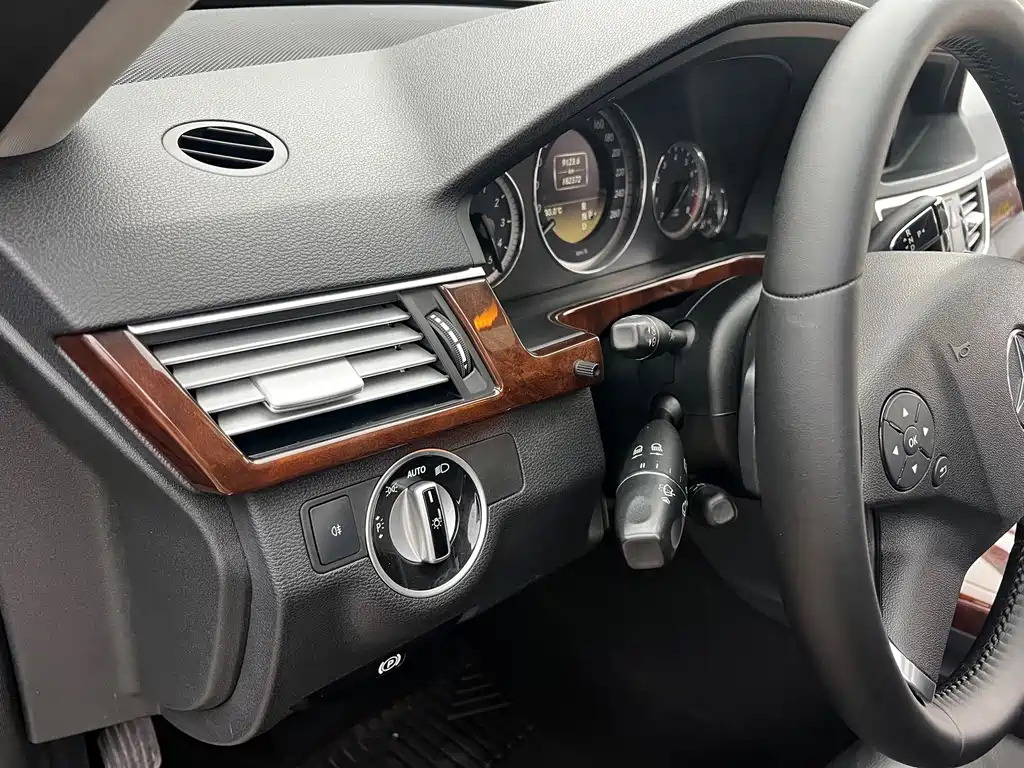 Mercedes-Benz E-Class — миниатюра 8