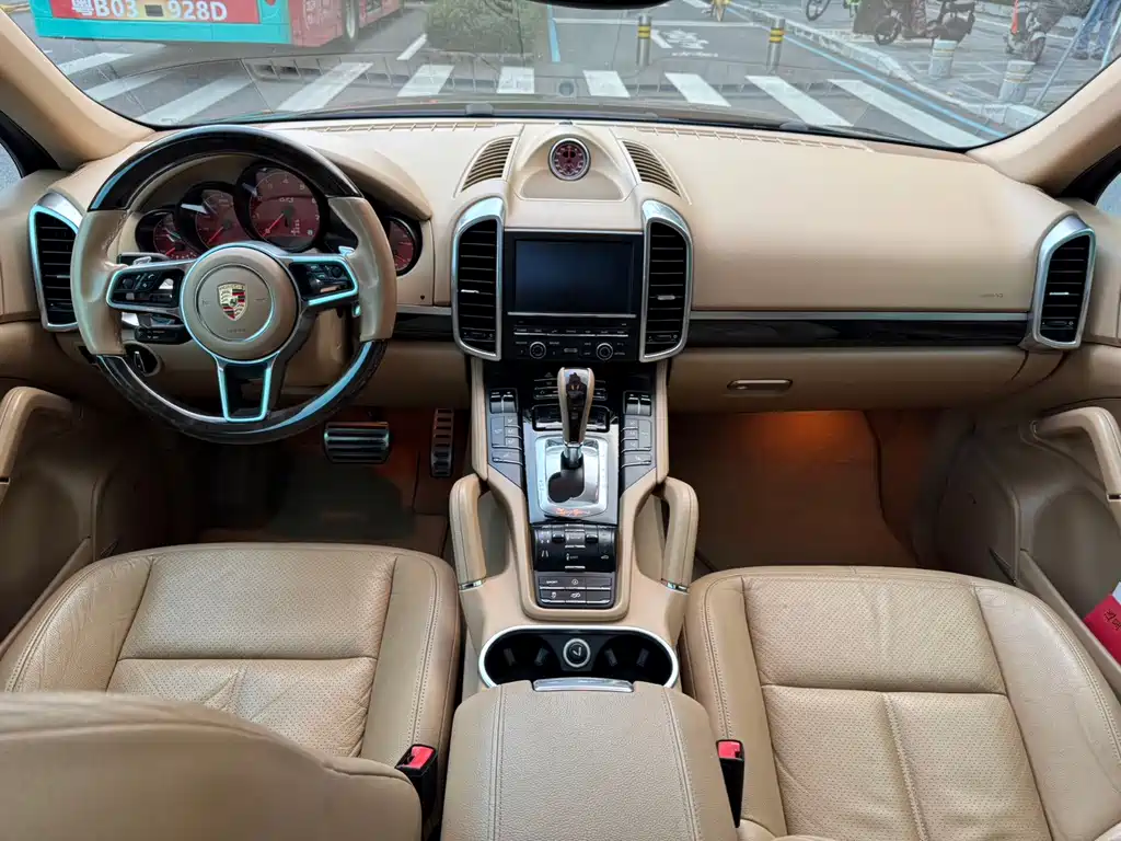 Porsche Cayenne — миниатюра 7