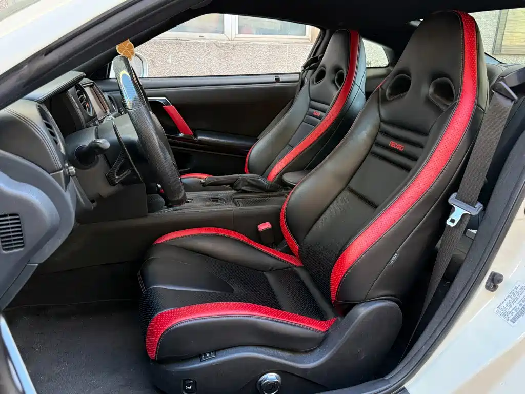 Nissan GT-R — миниатюра 6