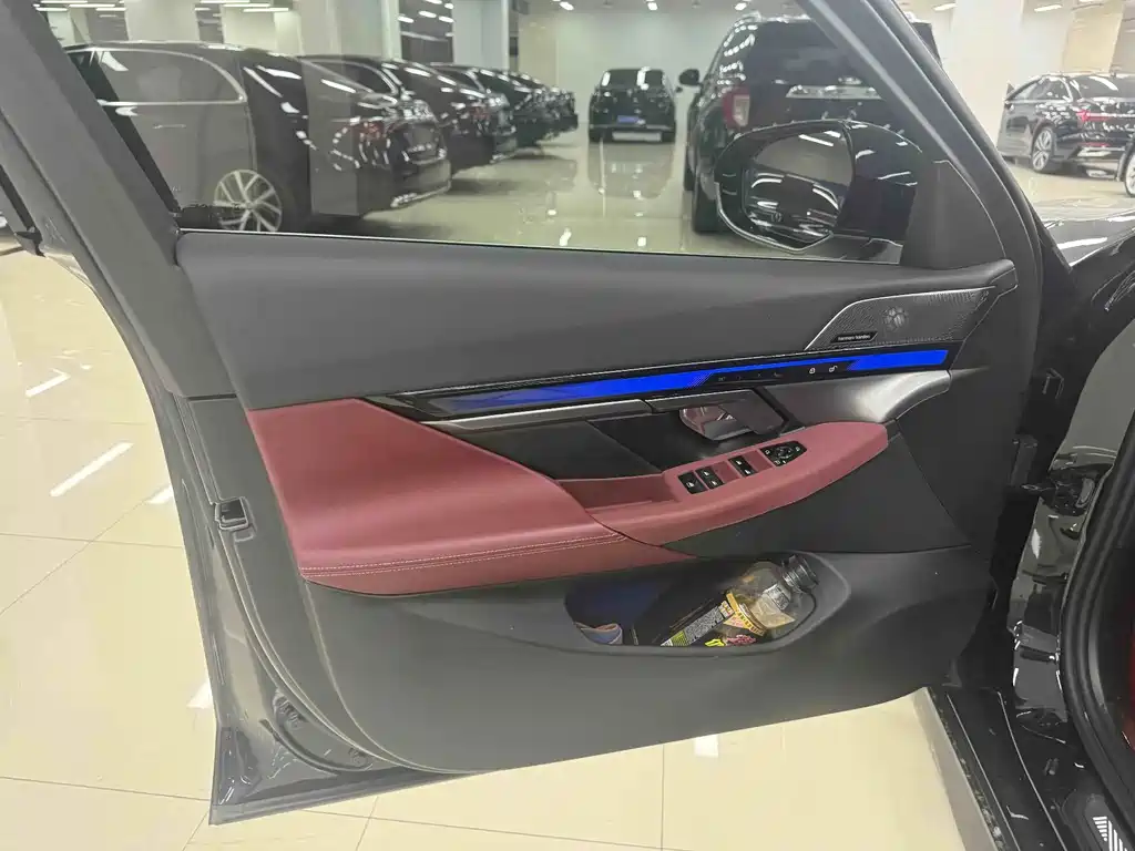 BMW 5 Series — миниатюра 11