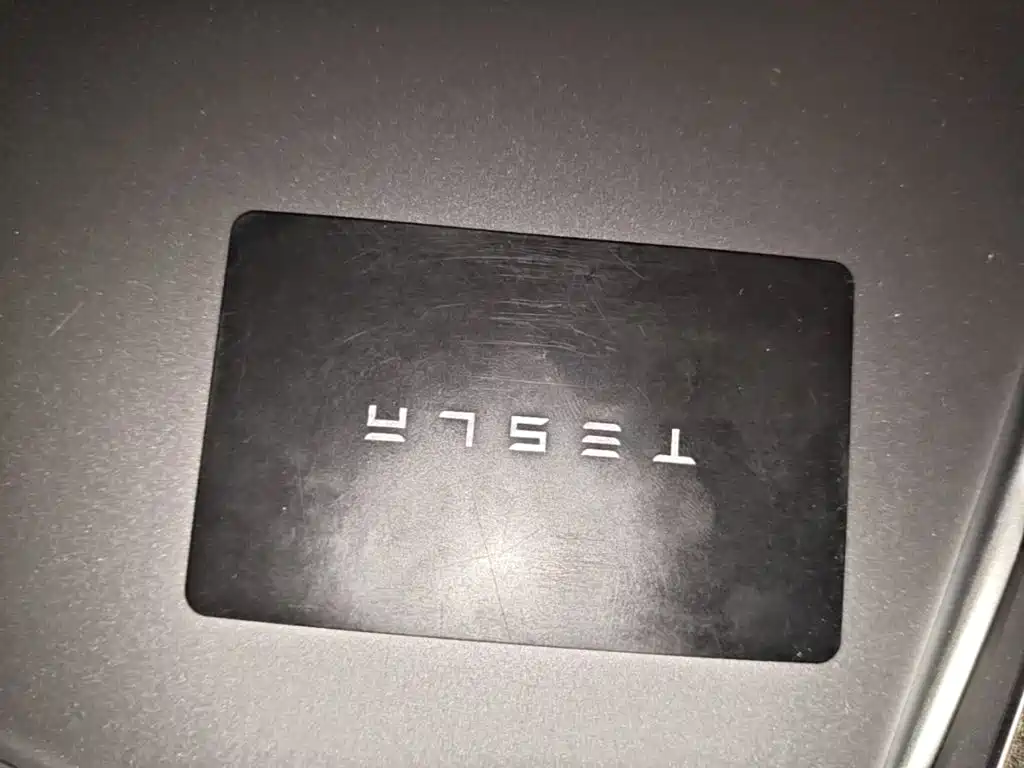Tesla Model Y — миниатюра 9
