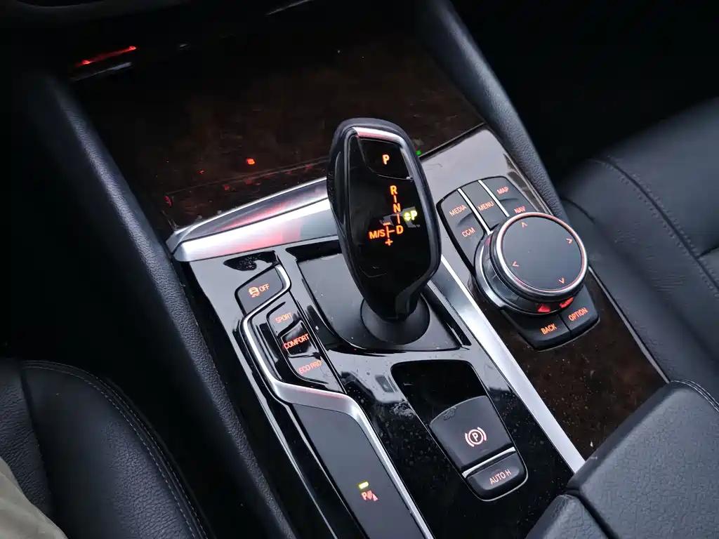 BMW 5 Series — миниатюра 17
