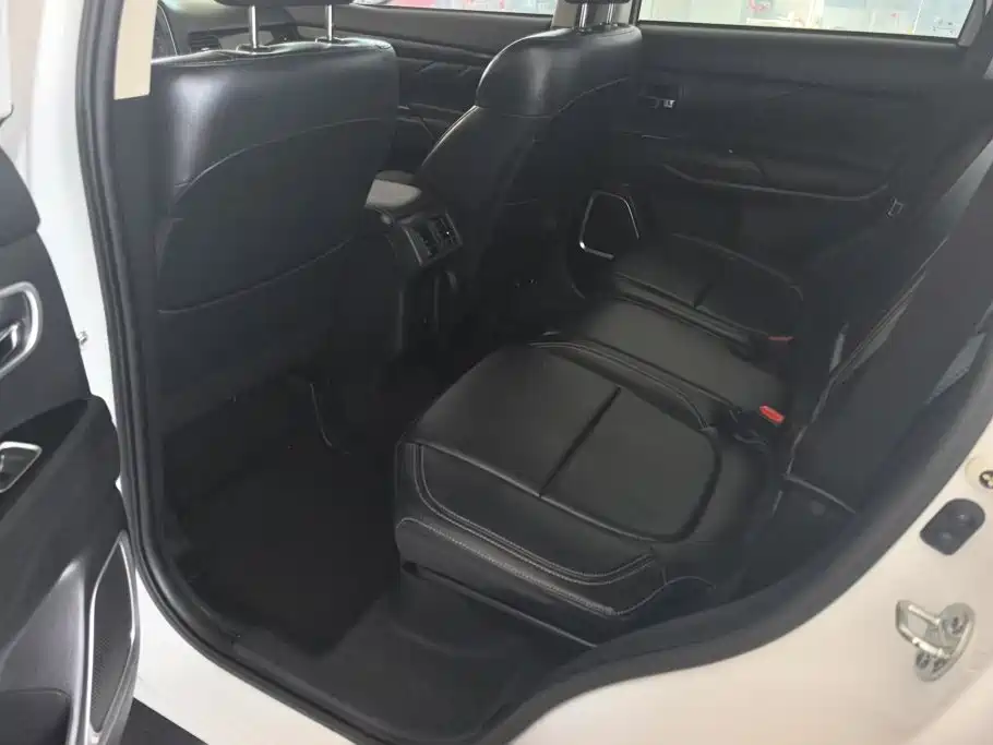 Mitsubishi Outlander — миниатюра 11