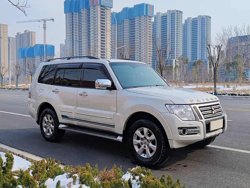 MITSUBISHI PAJERO