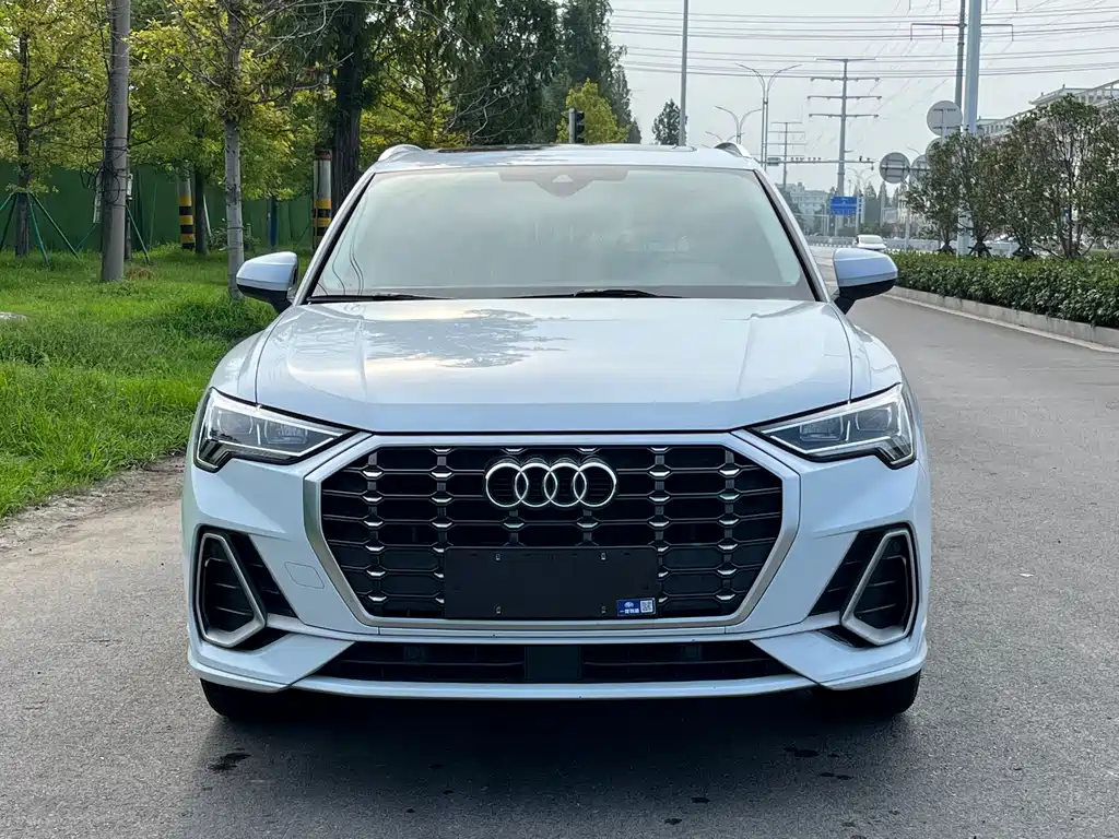 AUDI  Q3