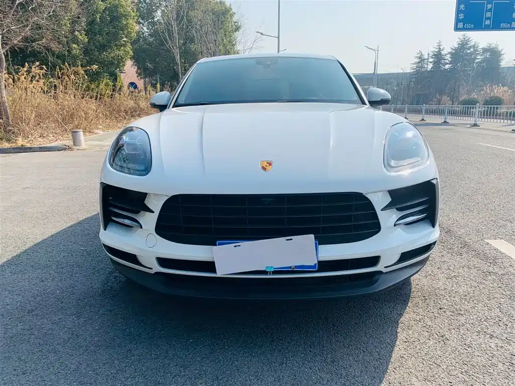 PORSCHE MACAN