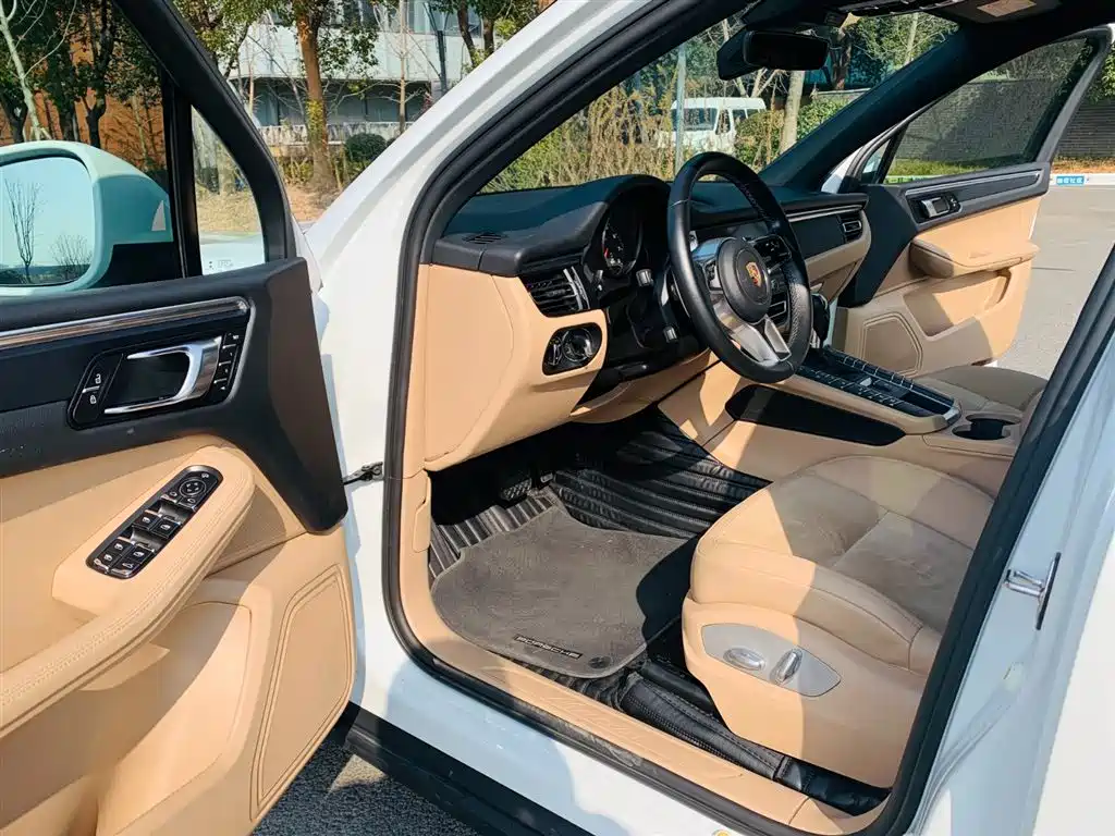 PORSCHE MACAN
