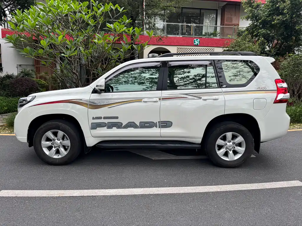 Toyota Land Cruiser Prado 2016 2.7L AT Luxury