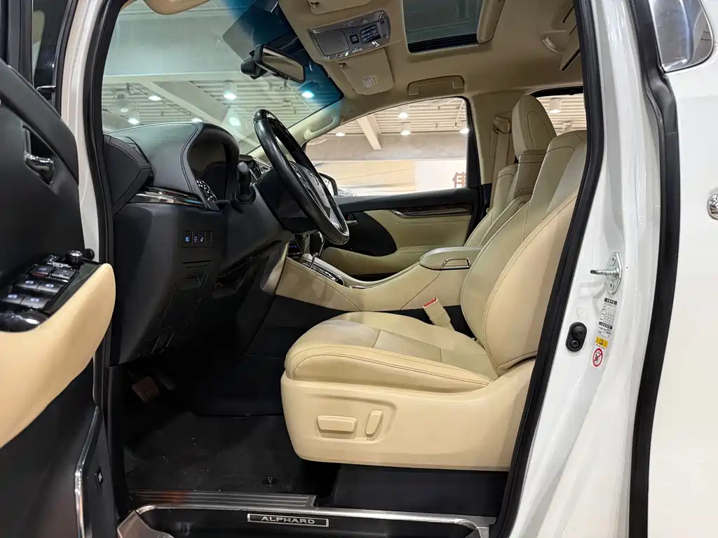 Toyota Alphard — миниатюра 13