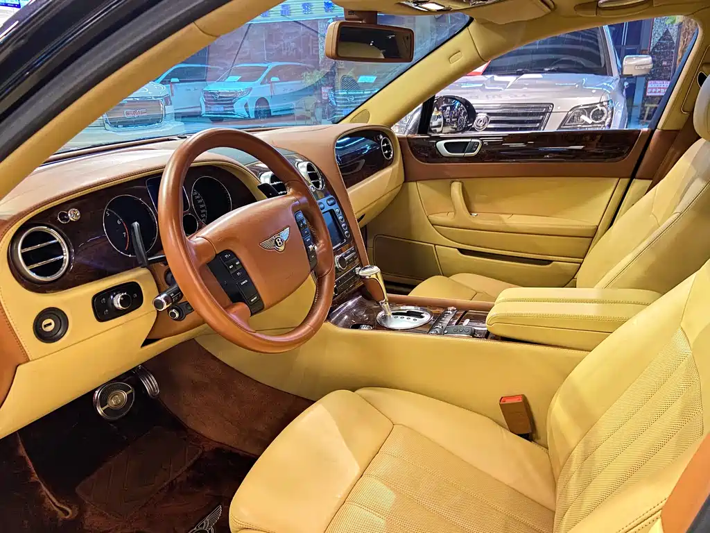 Bentley Flying Spur 2010 6.0T мест