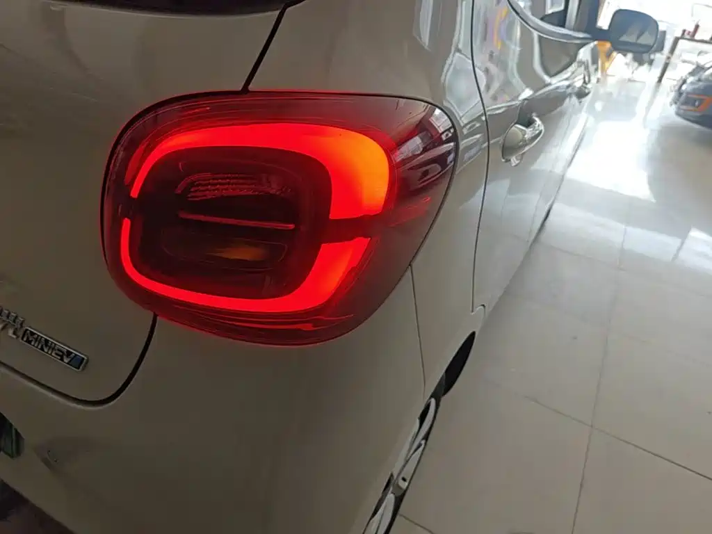 Wuling MINIEV — миниатюра 8
