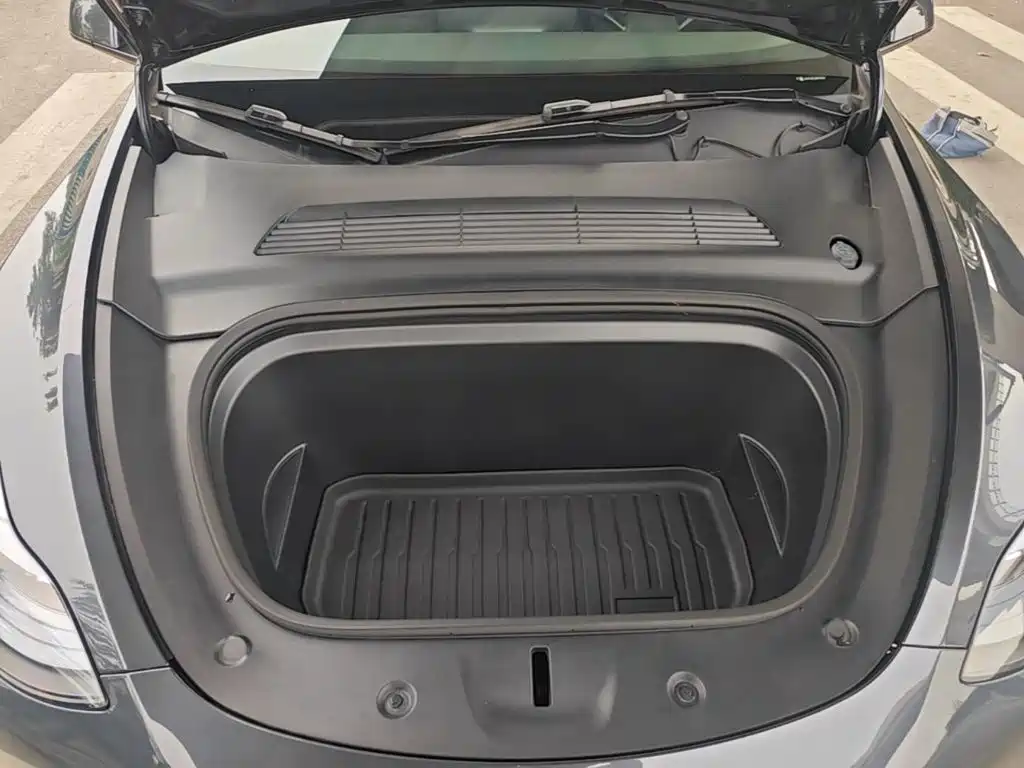 Tesla Model Y — миниатюра 20