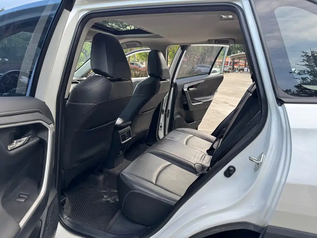 Toyota RAV4 — миниатюра 17