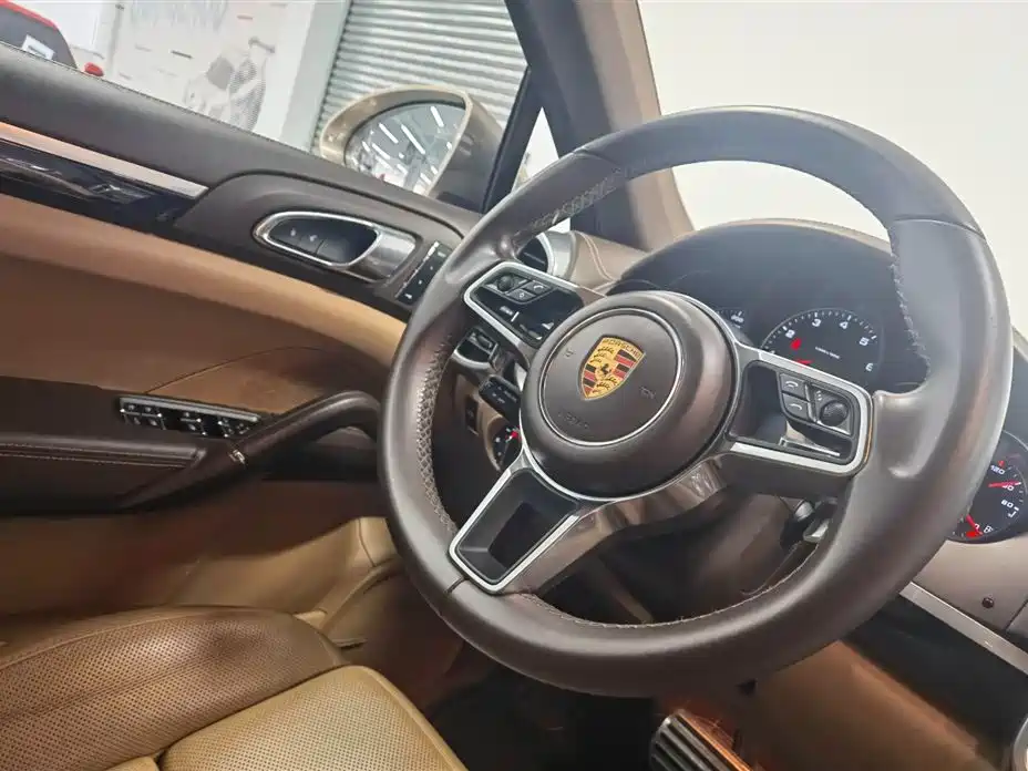 Porsche Cayenne — миниатюра 10