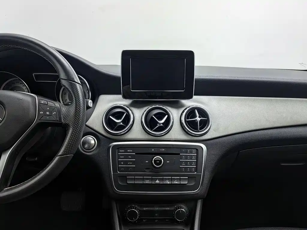 Mercedes-Benz GLA — миниатюра 12