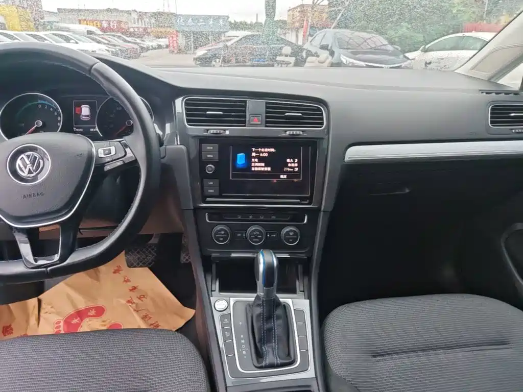 Volkswagen Golf EV — миниатюра 13