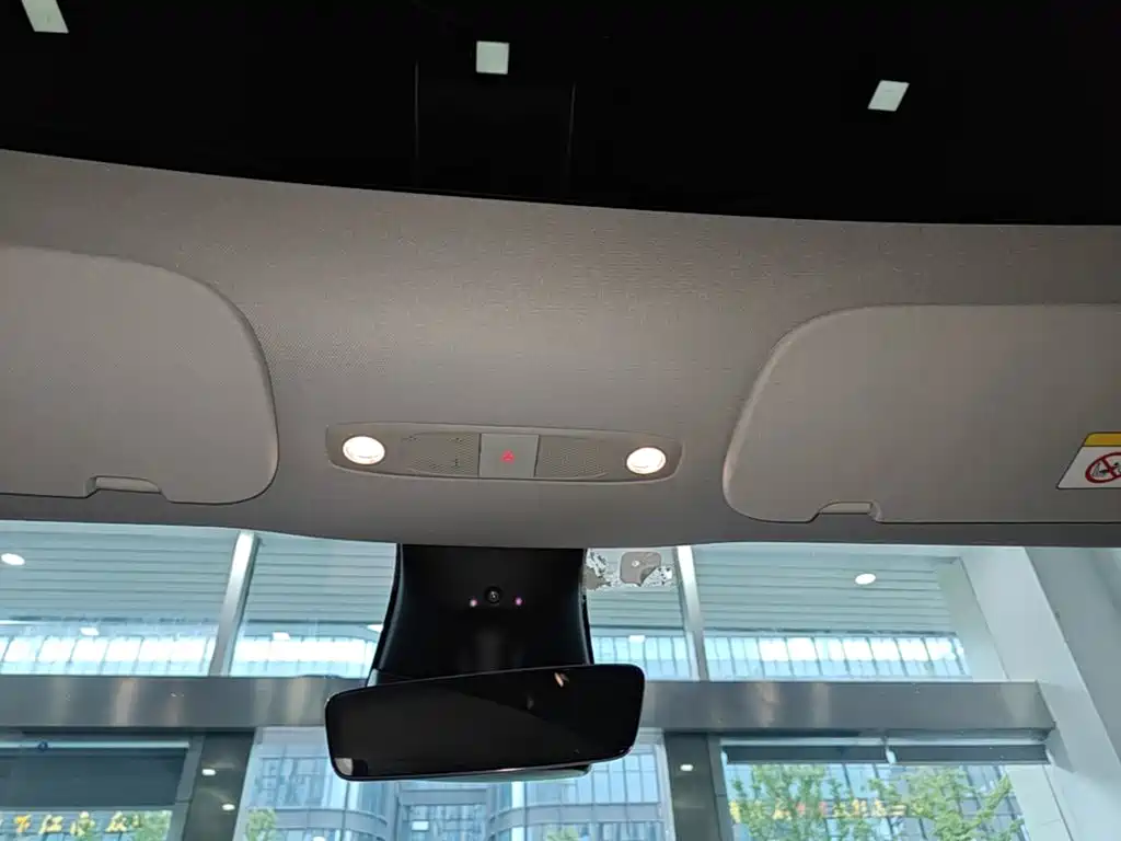 Tesla Model Y — миниатюра 18