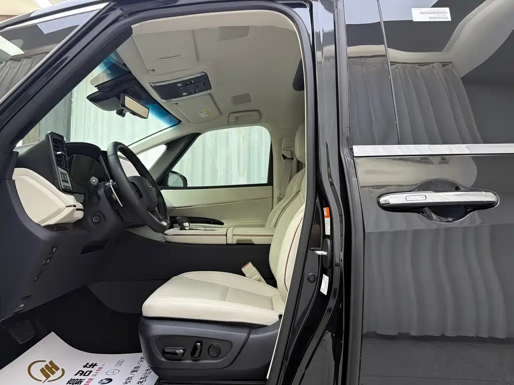 Lexus LM 2023 500h мест