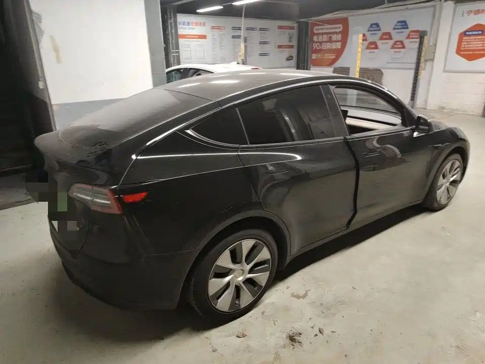 Tesla Model Y — миниатюра 8
