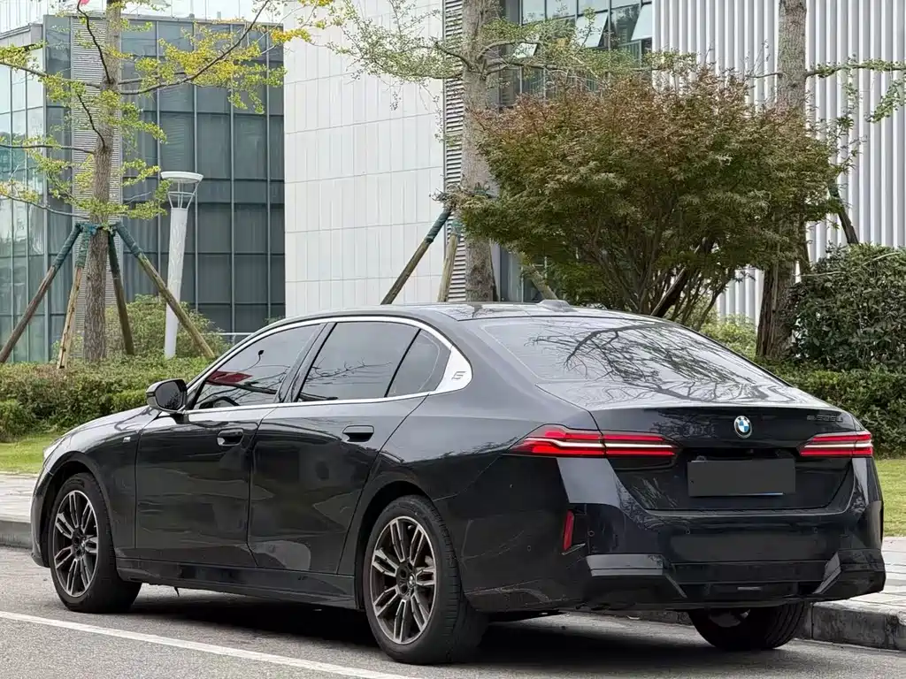BMW 5 Series — миниатюра 9